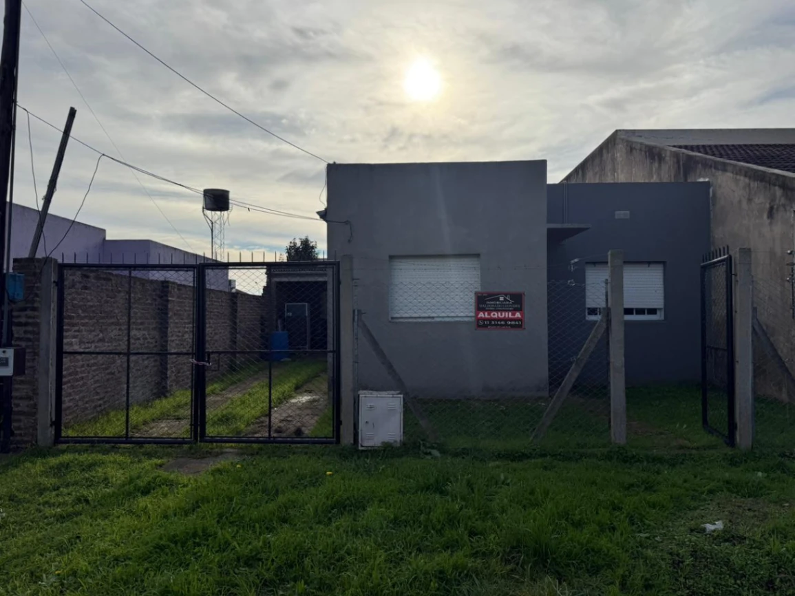 Se alquila casa, en barrio Loreto, excelente ubicación