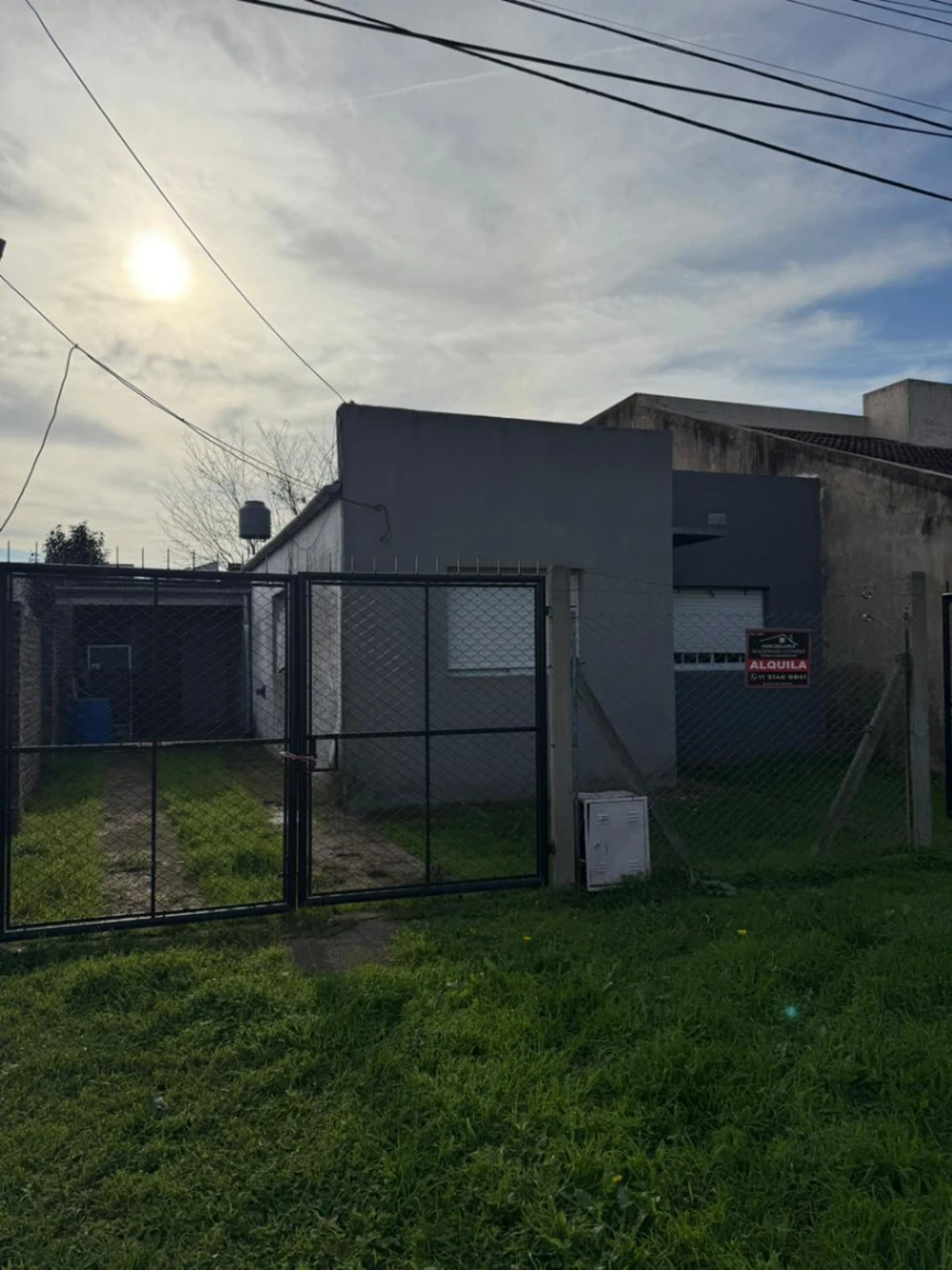 Se alquila casa, en barrio Loreto, excelente ubicación - Imagen 11