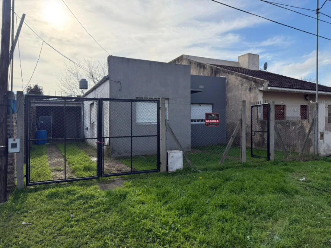 Se alquila casa, en barrio Loreto, excelente ubicación - Imagen 12